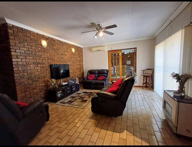 4 BEDROOM HOUSE FOR SALE IN DERSLEY